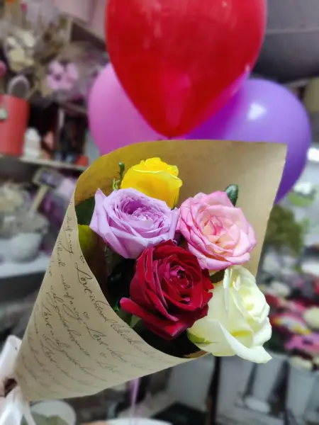 Букет из 5 разноцветных роз