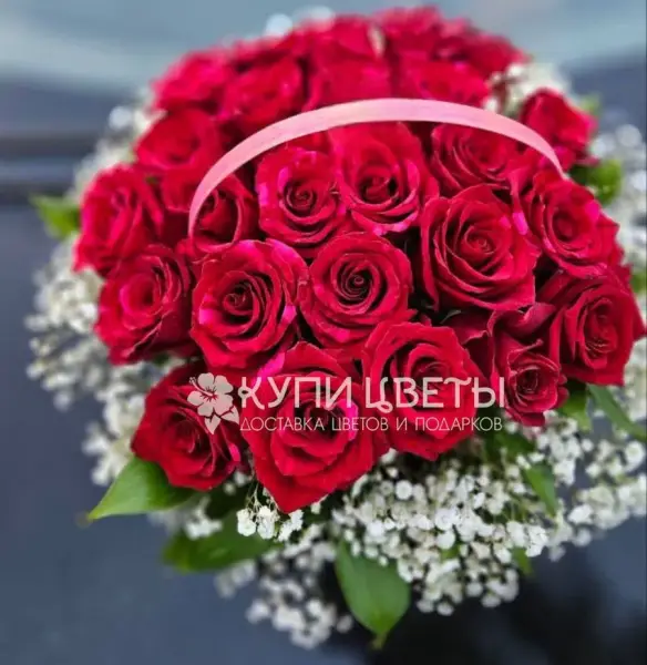 Корзина с красными розами и гипсофилой 