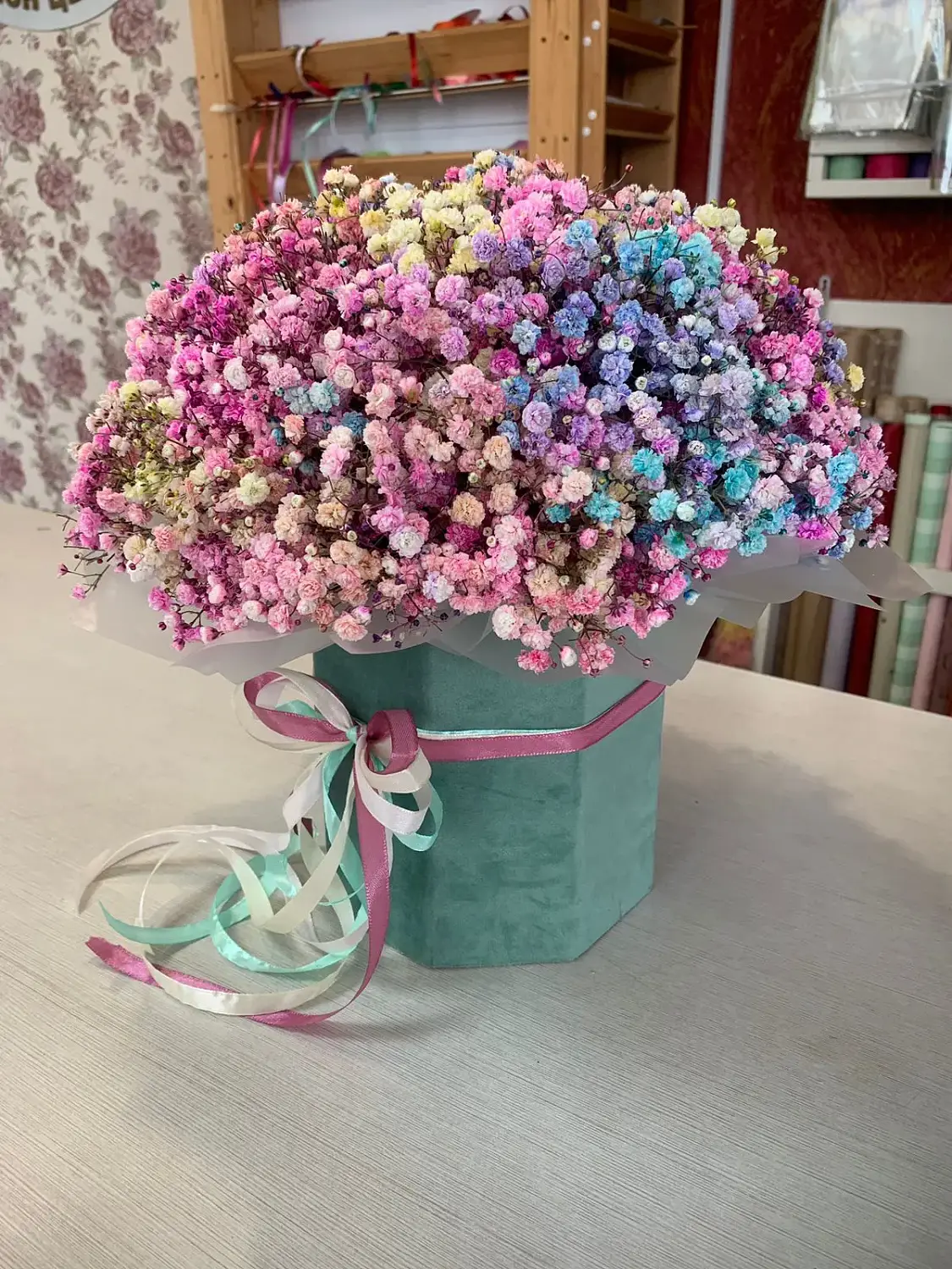 Букет из радужной гипсофилы в шляпной коробке