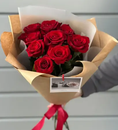 Букет из 9 красных роз в упаковке