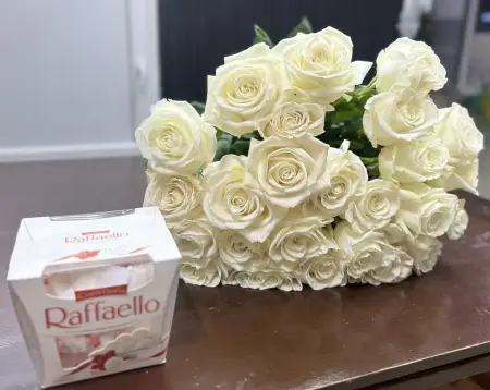 Букет из 25 белых роз под ленту