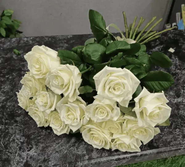 Букет из 15 белых роз под ленту